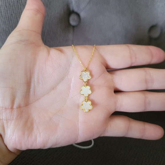 Zeyzey Mother of Pearl👩‍👧 Vertical↕️ Flower🌸 Pendant Necklace - NWT - Picture 14 of 15